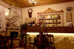 2 bars/lounges