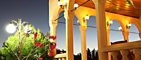 Fachada da propriedade à noite