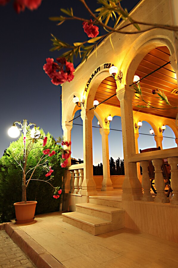 施設の正面 (日没後)