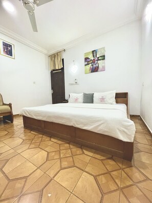 Standaard kamer | Een bureau, een strijkplank/strijkijzer, gratis wifi