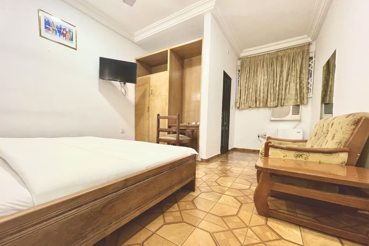 Habitación estándar | Escritorio, tabla de planchar con plancha, wifi gratis