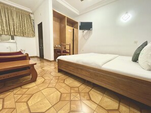 Standard Room | Desk, iron/ironing board, free WiFi - Crown Premier Hotel (Sakumono)