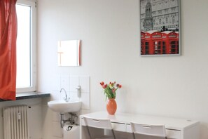 Gemeinsamer Schlafsaal, Nur Frauen, Gemeinschaftsbad (1 bed in a 4-bed dormitory) | Schreibtisch, Bügeleisen/Bügelbrett, kostenloses WLAN, Bettwäsche