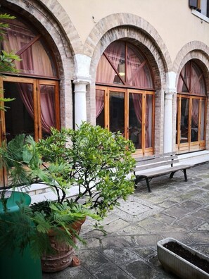 Exterior detail - Domus Ciliota (Venice)