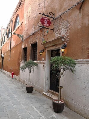 Exterior detail - Domus Ciliota (Venice)