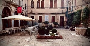 Tempat makan outdoor