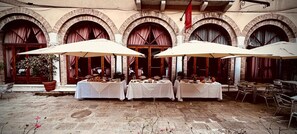 Outdoor banquet area - Domus Ciliota (Venice)