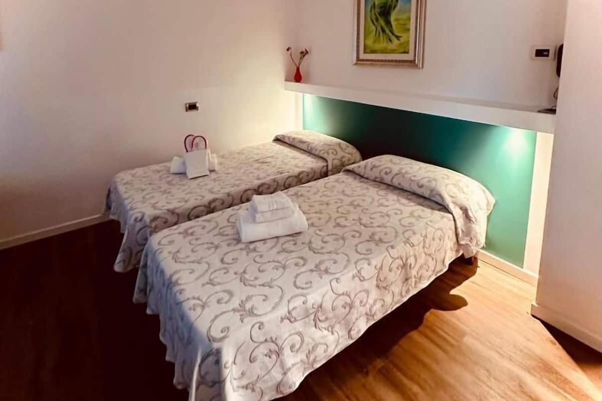 Twin Room, 2 Twin Beds (Budget) | Down comforters, in-room safe, desk, laptop workspace