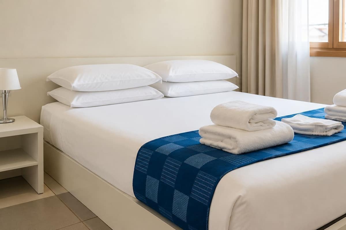 Economy-Doppelzimmer | Daunenbettdecken, Zimmersafe, Schreibtisch