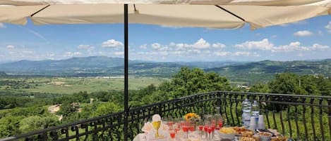 Frühstück, Mittagessen, Abendessen, lokale Küche, Blick auf den Garten