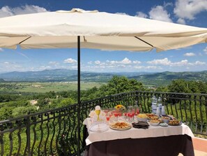 Petit déjeuner, déjeuner, dîner et brunch servis sur place
