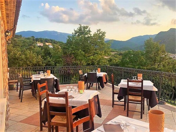 Petit déjeuner, déjeuner et dîner servis sur place, vue sur le jardin