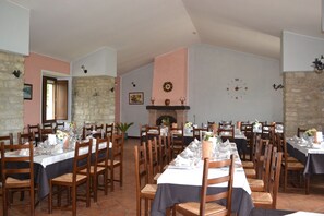 Breakfast, lunch, dinner served; local cuisine, garden views  - Le Coccole (Guardiaregia)