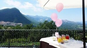 Petit déjeuner, déjeuner, dîner et brunch servis sur place
