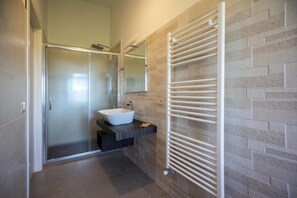 Douche, articles de toilette gratuits, sèche-cheveux, bidet