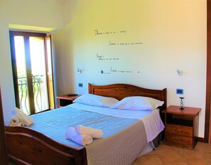 Premium bedding, desk, free cots/infant beds, free WiFi
