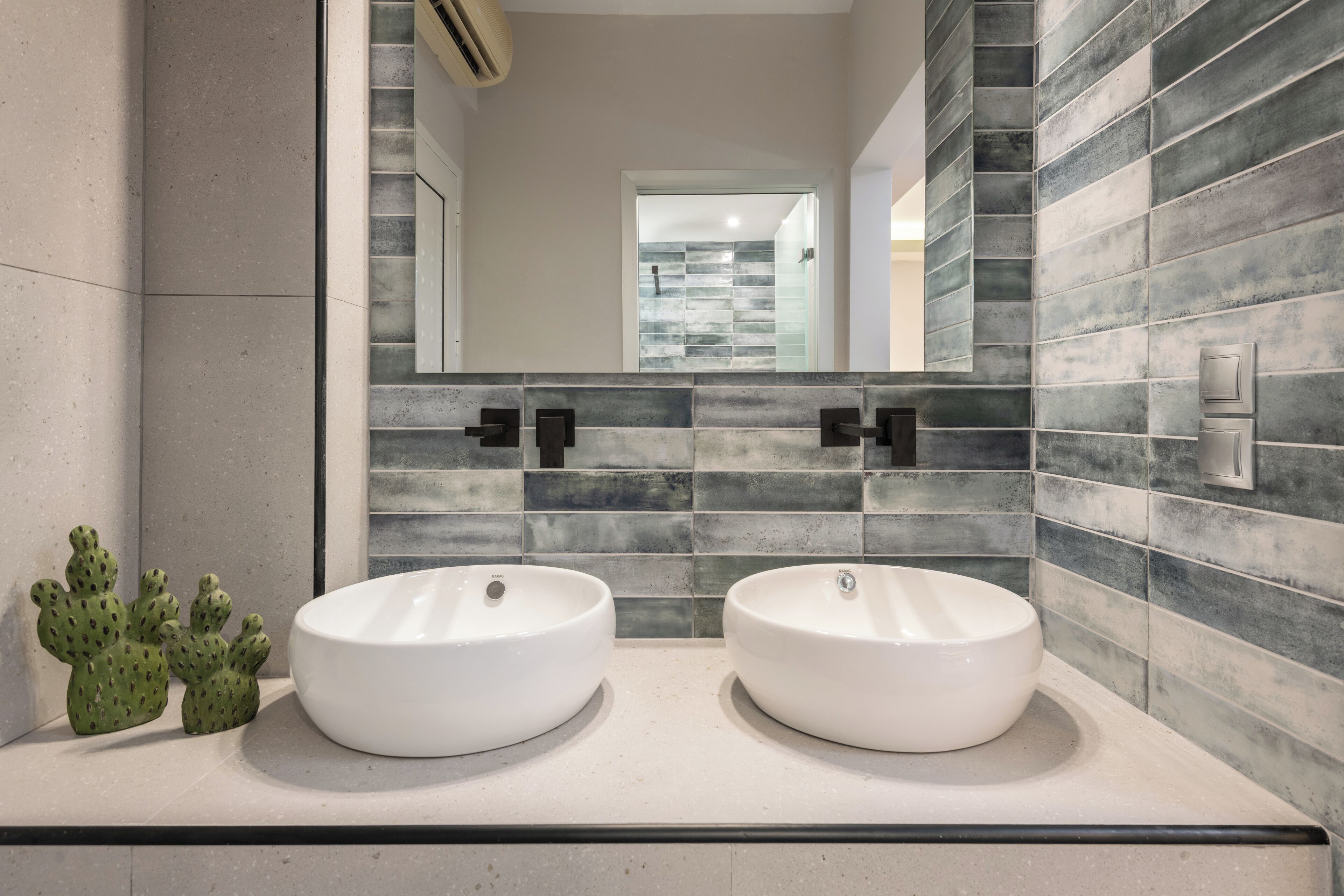 deluxe apartment, pool view | room amenity