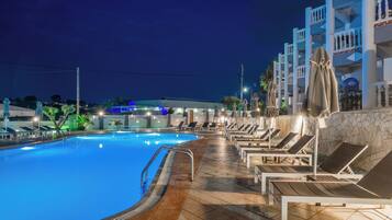 Outdoor pool, pool umbrellas, sun loungers