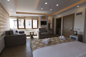 Quarto casal conforto, vista para a cidade | Roupas de cama premium, frigobar, cofres nos quartos, escrivaninha