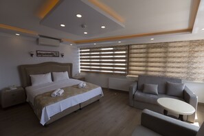 Habitación doble Deluxe, vista al mar | Ropa de cama de alta calidad y minibar 