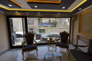 Lobby sitting area - Harbour Suites Old City (Istanbul)