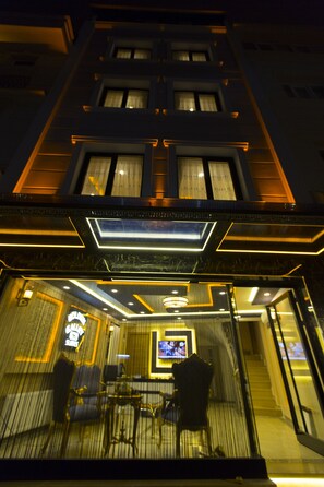 Vista frontal de la propiedad por la tarde o noche