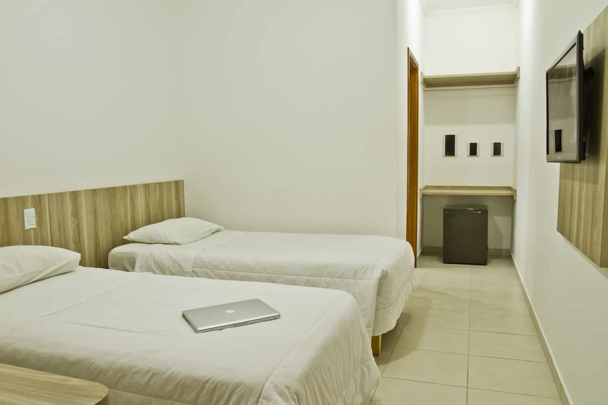 Minibar, Schreibtisch, Verdunkelungsvorhänge, Zustellbetten