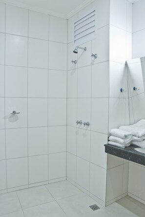 Ducha, artículos de tocador gratuitos, toallas