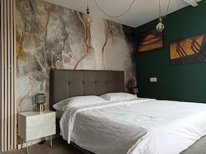 Chambre supérieure, 1 chambre, vue sur le lac | Literie hypoallergénique, lit avec matelas en mousse à mémoire