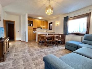 Apartamento, 2 quartos, sacada | Área de estar | TV de tela plana 23 polegadas com canais digitais, TV LCD