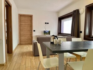 Apartment, 2 Schlafzimmer | Wohnbereich