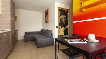 Apartamento, 2 quartos | Área de estar | TV de tela plana 23 polegadas com canais digitais, TV LCD