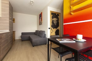 Apartamento, 2 quartos | Área de estar | TV de tela plana 23 polegadas com canais digitais, TV LCD