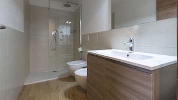 Apartment, 2 Bedrooms | Bathroom | Hair dryer, towels, toilet paper