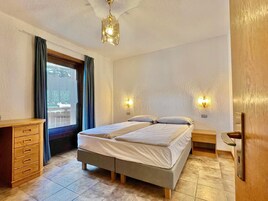 Appartamento, 2 camere da letto, balcone | Biancheria da letto ipoallergenica, copriletto in piuma, una scrivania