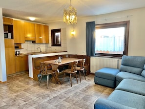 Apartamento, 2 quartos, sacada | Cozinha privada | Geladeira, cooktop, cafeteira/chaleira, chaleira elétrica