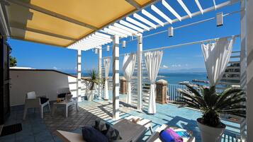 Suite Deluxe, vista al mar | Terraza o patio