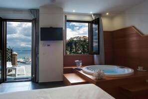 Deluxe Suite, Sea View | Minibar, in-room safe, desk, laptop workspace - La Sciabica (Agropoli)