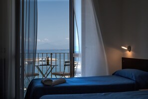 Kamar Quadruple Panorama, pemandangan laut | Minibar, brankas, meja kerja, dan ruang kerja ramah laptop