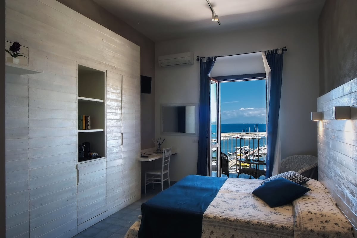 Comfort kamer, uitzicht op oceaan | Een minibar, een kluis op de kamer, een bureau, een laptopwerkplek