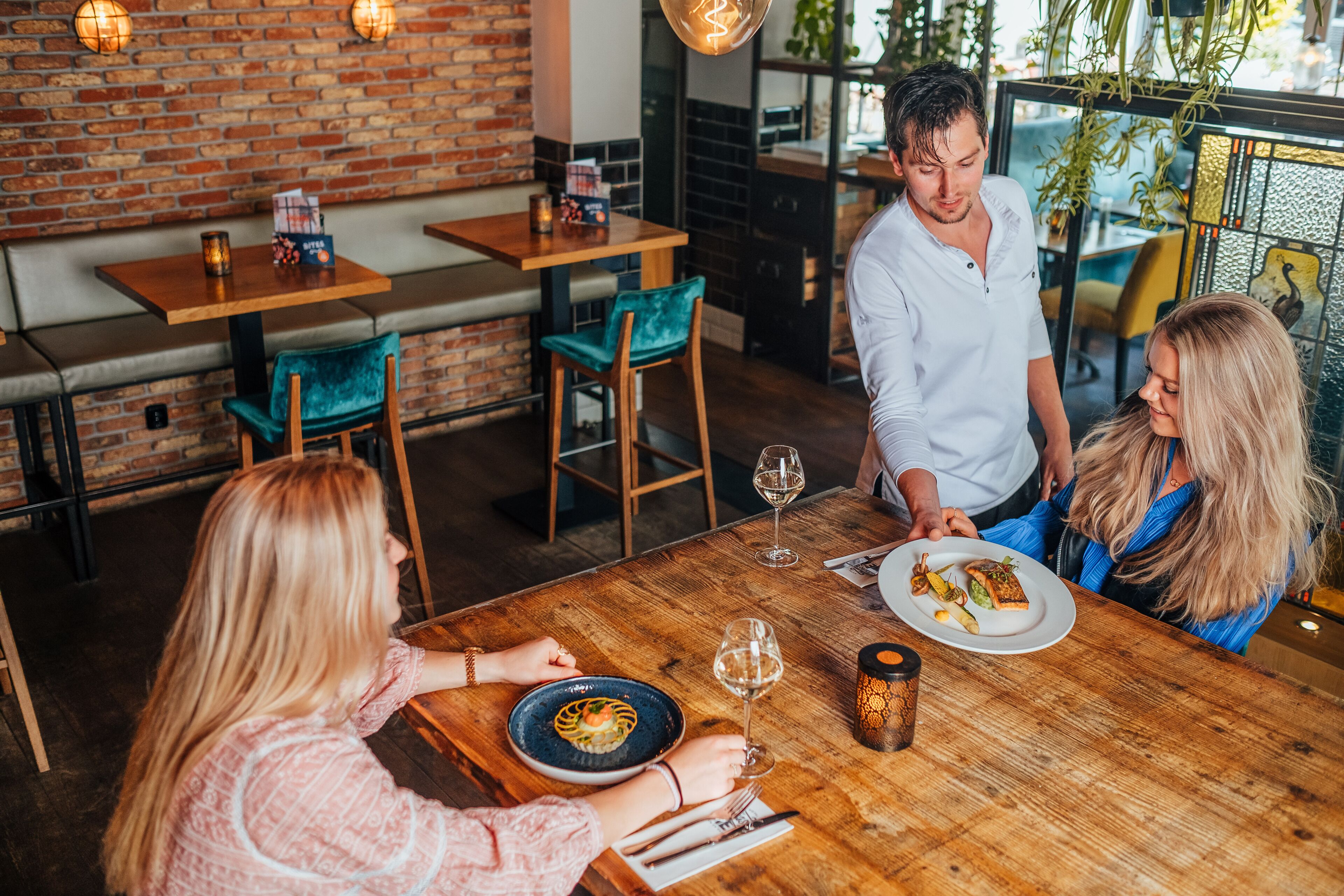 breakfast, lunch, dinner served; international cuisine