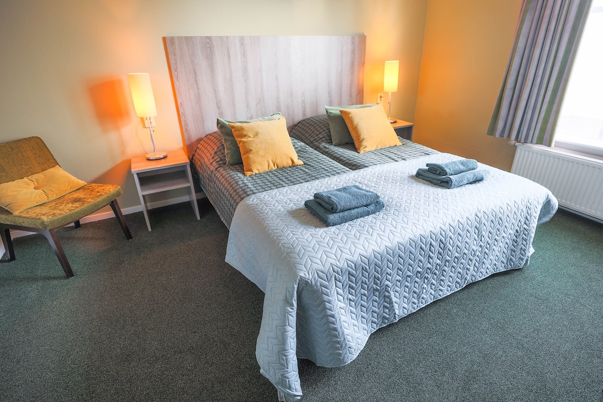 Economy tweepersoonskamer, gedeelde badkamer (2 single beds) | Een kluis op de kamer, babybedden, gratis wifi, beddengoed