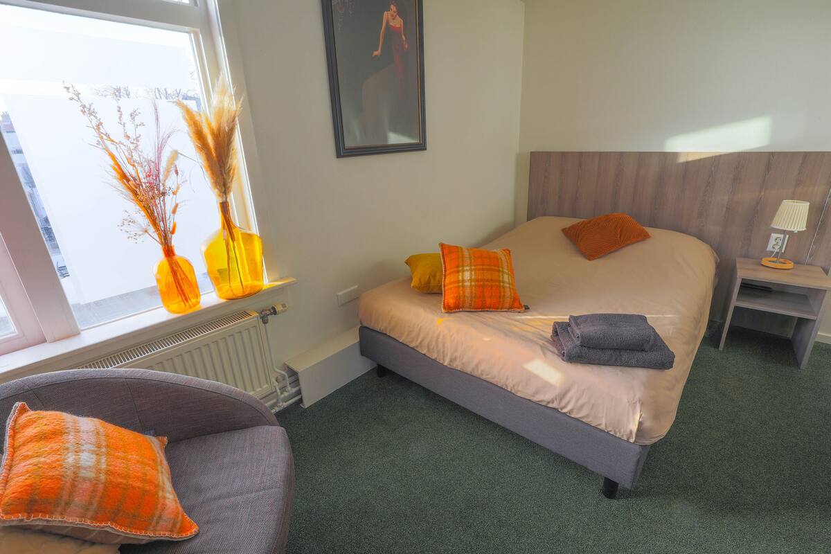 Economy tweepersoonskamer, 1 tweepersoonsbed, gedeelde badkamer | Een kluis op de kamer, babybedden, gratis wifi, beddengoed