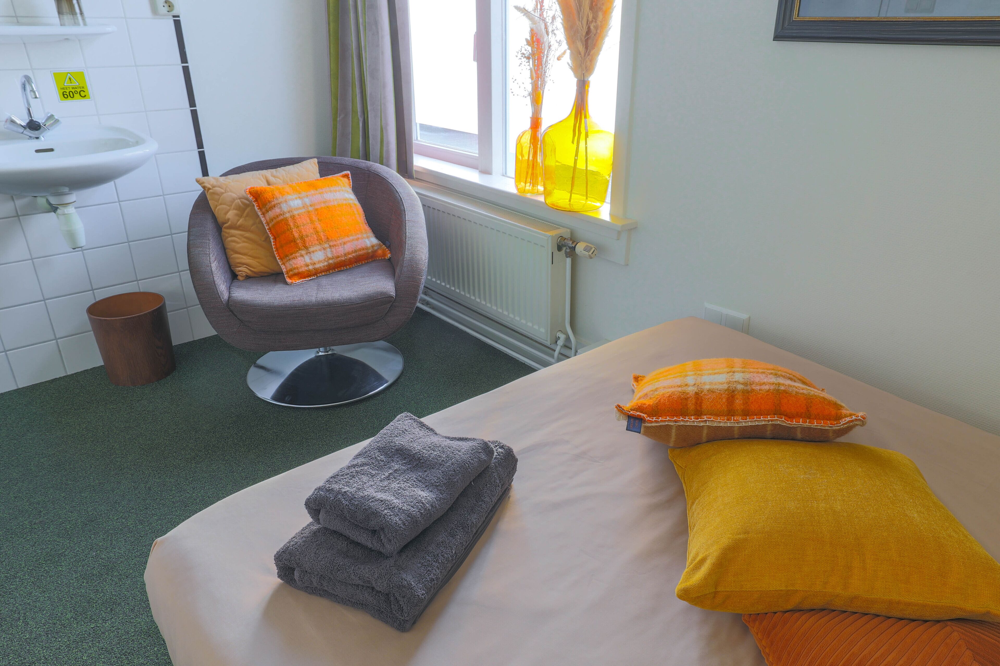 economy double room, 1 double bed, shared bathroom | in-room safe, cots/infant beds, free wifi, bed sheets