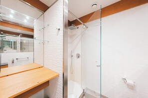 Een douche, een regendouche, milieuvriendelijke toiletartikelen