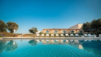 Piscina stagionale all'aperto, ombrelloni da piscina, lettini