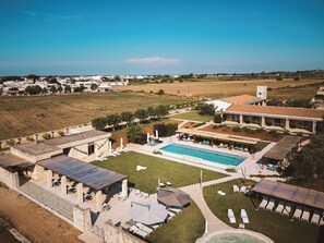 Piscine extérieure (ouverte en saison), parasols de plage