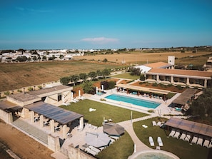 Piscine extérieure (ouverte en saison), parasols de plage