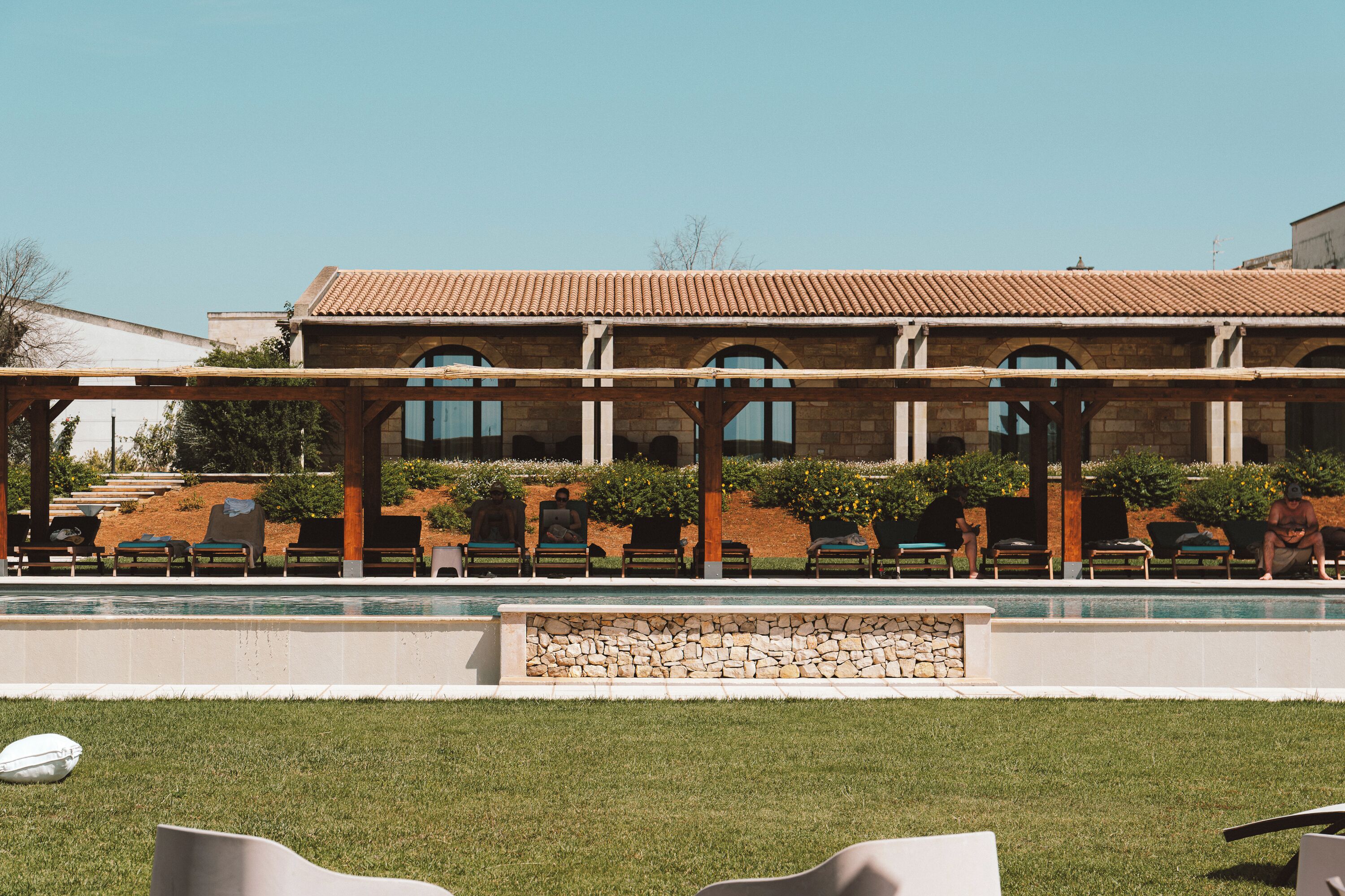 Piscina stagionale all'aperto, ombrelloni da piscina, lettini