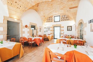 Petit déjeuner, déjeuner et dîner servis sur place, vue sur la piscine